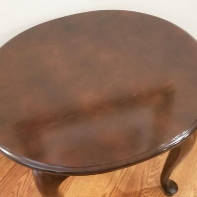 Lot #86  Queen Anne Style Side/Lamp table