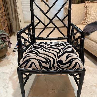 Side accent chair