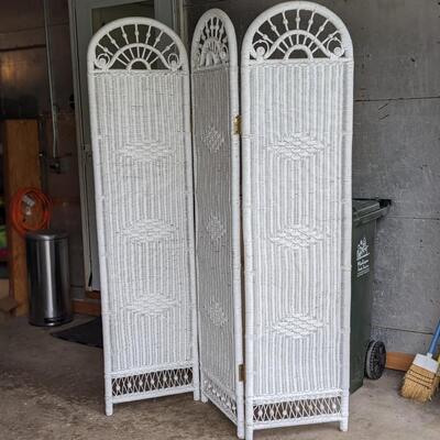 White Wicker privacy screen, excellent shape