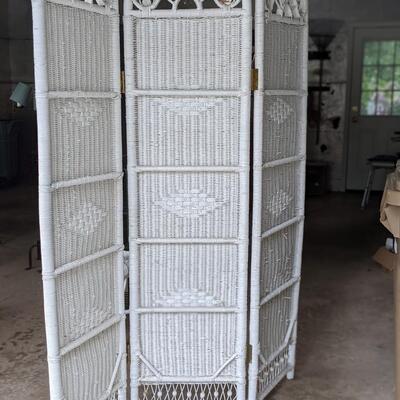 White Wicker privacy screen, excellent shape