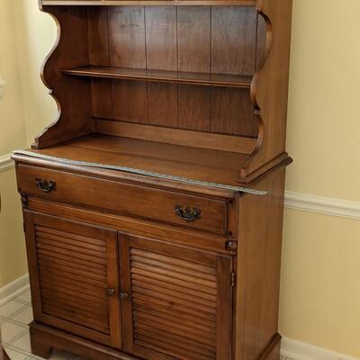 Beautiful Maple hutch in great condition