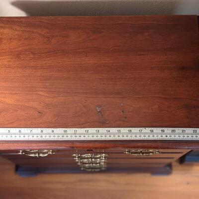 Very Nice Thomasville solid wood end table