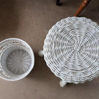 Wicker stool and trash can, exc shape