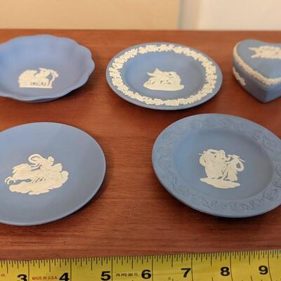 Collection of Wedgwood plates, excellent condition