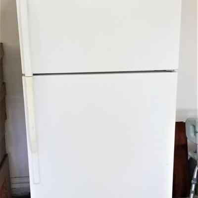 Lot #124  Kenmore Cold Spot Refrigerator with Ice Machine