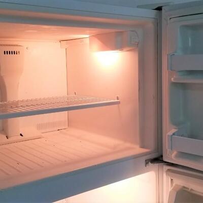 Lot #124  Kenmore Cold Spot Refrigerator with Ice Machine