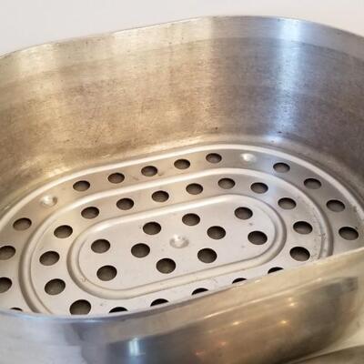 Lot #132  Large Magnalite Roaster with Insert