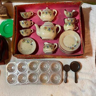 Vintage toy baking, cooking & serving items