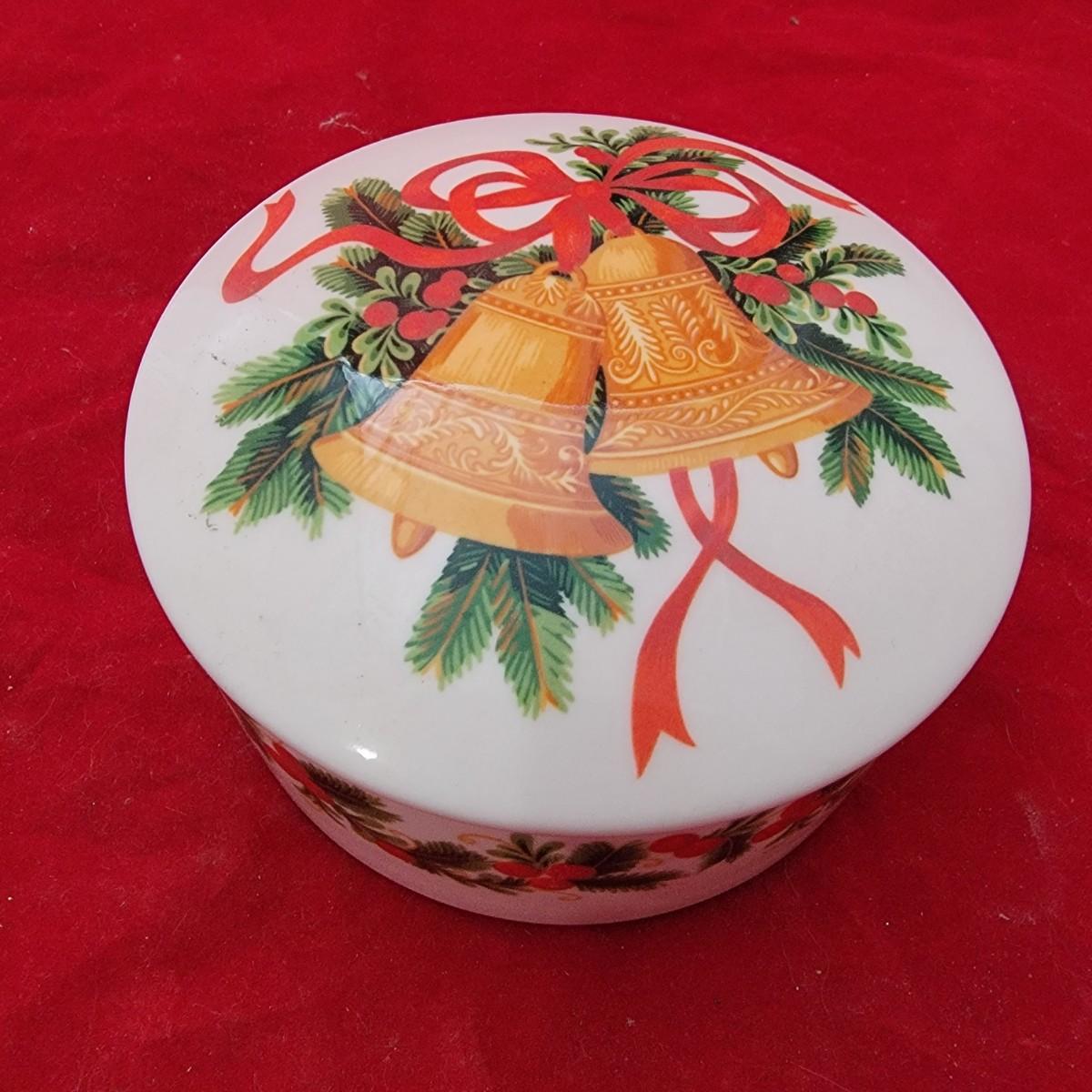 christmas-ceramic-case-estatesales