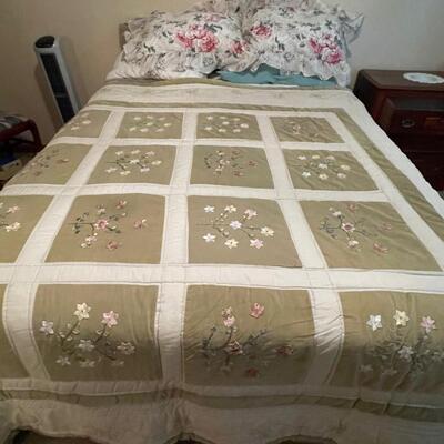 Queen bed and linens / Quality Mattress / quality linens 