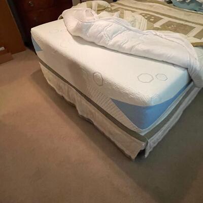 Queen bed and linens / Quality Mattress / quality linens 
