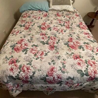 Full size bed / Linens 