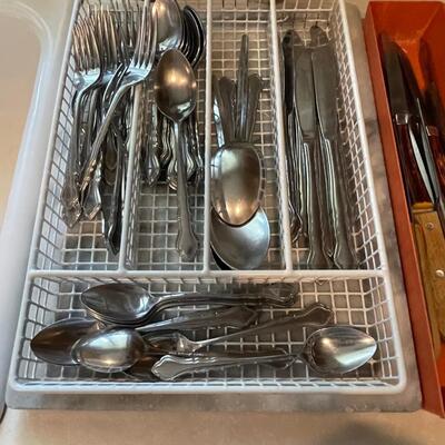 Everyday flatware set and tray 