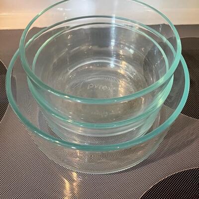 3 glass Pyrex nesting bowls 