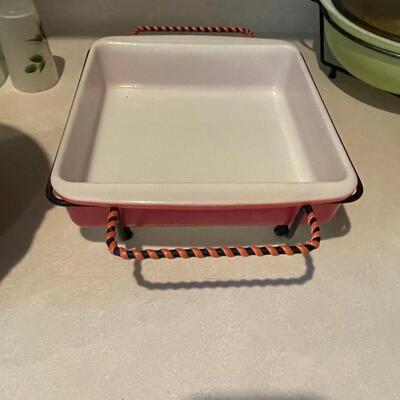 Pyrex casserole dish with cooling rack