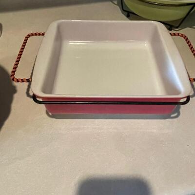 Pyrex casserole dish with cooling rack