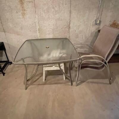 Glass top patio table / 2 matching chairs 