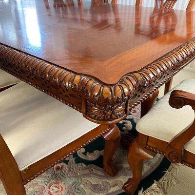 Gorgeous dining table w/2 leaves, 2 captain chairs, and 8 chairs