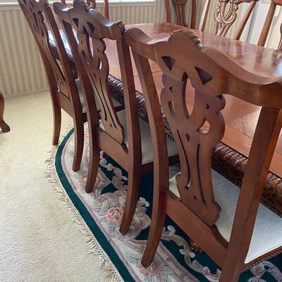 Gorgeous dining table w/2 leaves, 2 captain chairs, and 8 chairs
