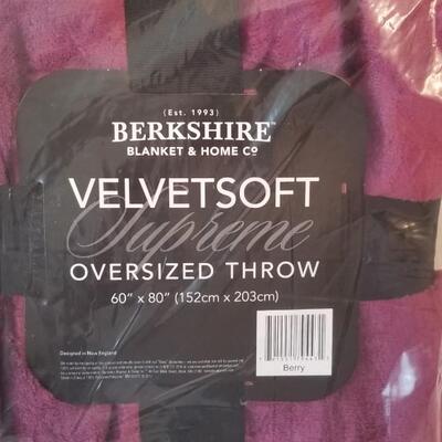 Lot #193 New Berkshire Velvetsoft Oversized Throw