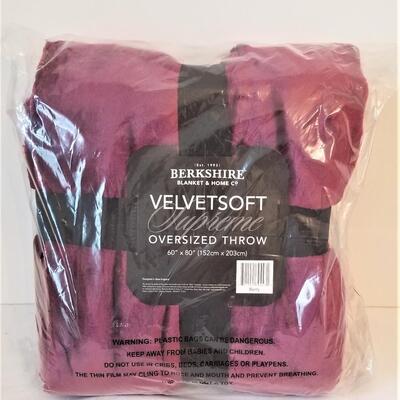 Lot #193 New Berkshire Velvetsoft Oversized Throw