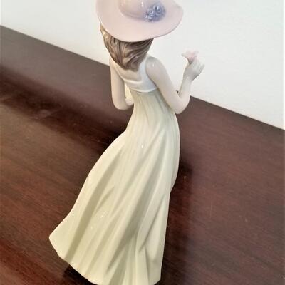Lot #199  LLADRO NAO figurine - Girl with posey