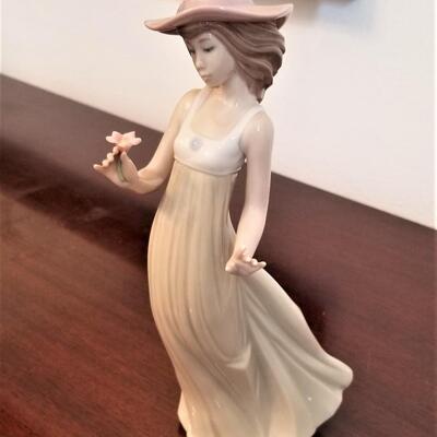 Lot #199  LLADRO NAO figurine - Girl with posey