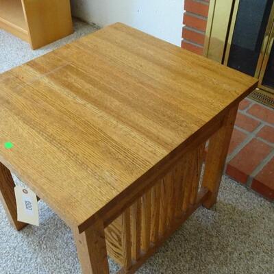 LOT 640  SIDE TABLE