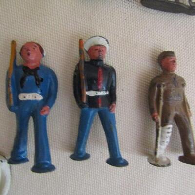 Nice Vintage Flat Tin and Cast Soldier Figurines Toys 