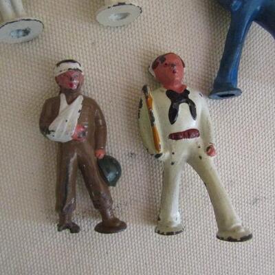 Nice Vintage Flat Tin and Cast Soldier Figurines Toys 