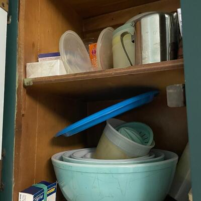 lot 43- Misc. kitchen items, pots, pyrex, glassware, pyrex teal mixing bowl set