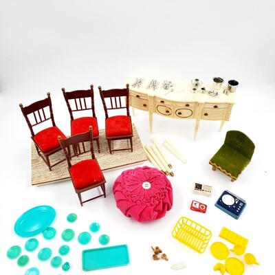 MARX TOYS DOLL HOUSE FURNITURE AND MINIATURES BUNDLE