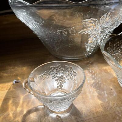 lot 85- set of glassware with (12) cups