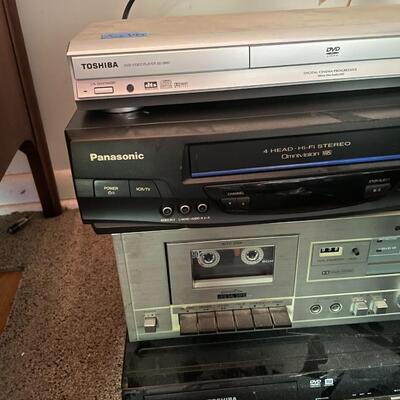 lot 199- (4) DVD players Toshiba, panasonic, Sanyo, Toshiba