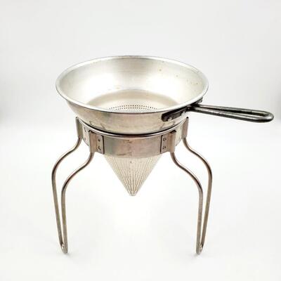 VINTAGE ALUMINUM WEAR EVER NO 452 SIEVE/COLANDER/STRAINER WITH WOODEN PESTLE AND STAND