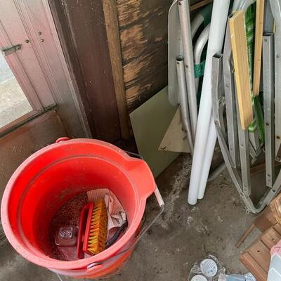 lot 322- entire room with contents