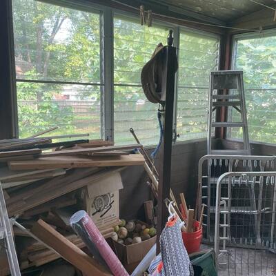 lot 322- entire room with contents