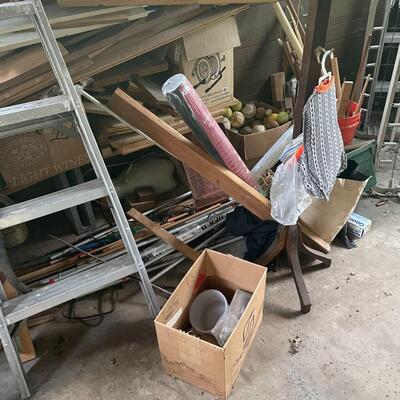 lot 322- entire room with contents
