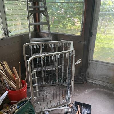 lot 322- entire room with contents