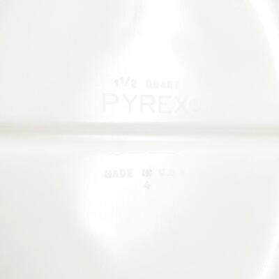 VINTAGE EARLY AMERICAN 1 1/2 QT PYREX DIVIDED DISH WITH LID