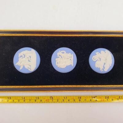 WEDGEWOOD BLUE AND WHITE CAMEO MEDALLIONS ENCASED IN A FRAME/PLAQUE 