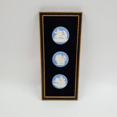 WEDGEWOOD BLUE AND WHITE CAMEO MEDALLIONS ENCASED IN A FRAME/PLAQUE 