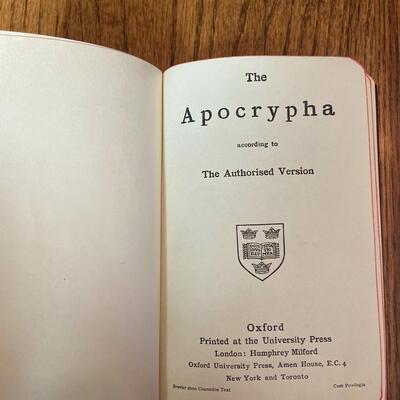 LOT 98 - The Apocrypha, Oxford University Press, Vintage, 1945