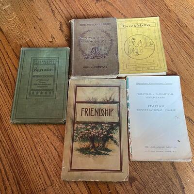 LOT 124 - Art and Literature Theme Books, Vintage, Miscellaneous (5 books) 