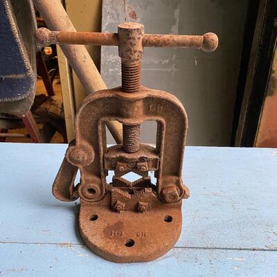 Antique cast-iron vice â€œAâ€