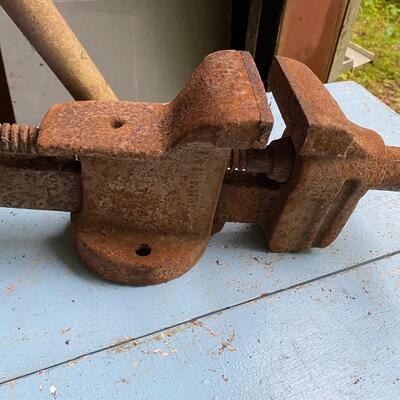 Antique cast iron vice â€œBâ€