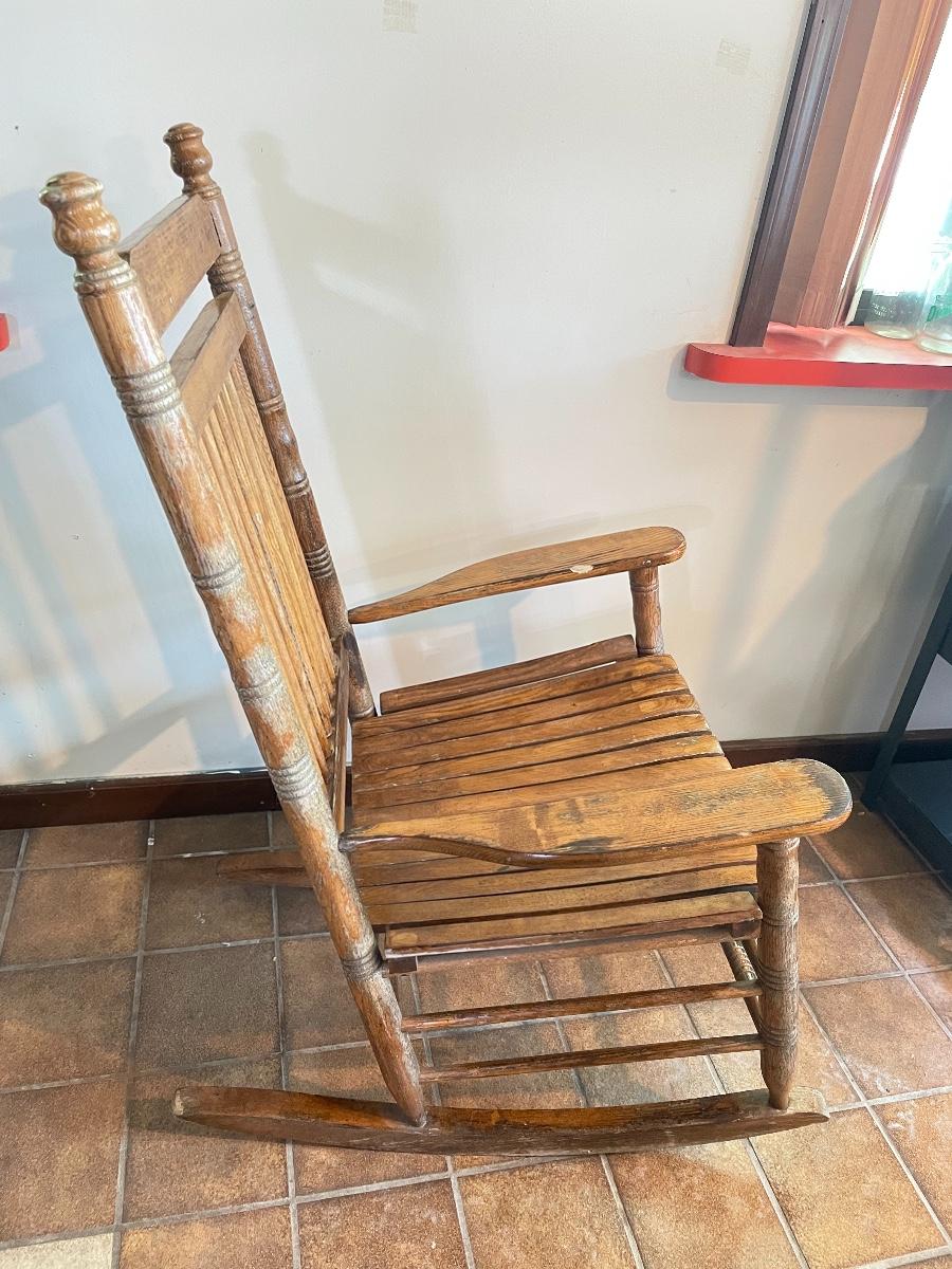 CRACKER BARREL WOODEN ROCKING CHAIR | EstateSales.org