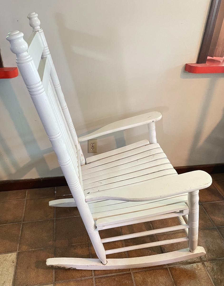 CRACKER BARREL WHITE WOODEN ROCKING CHAIR