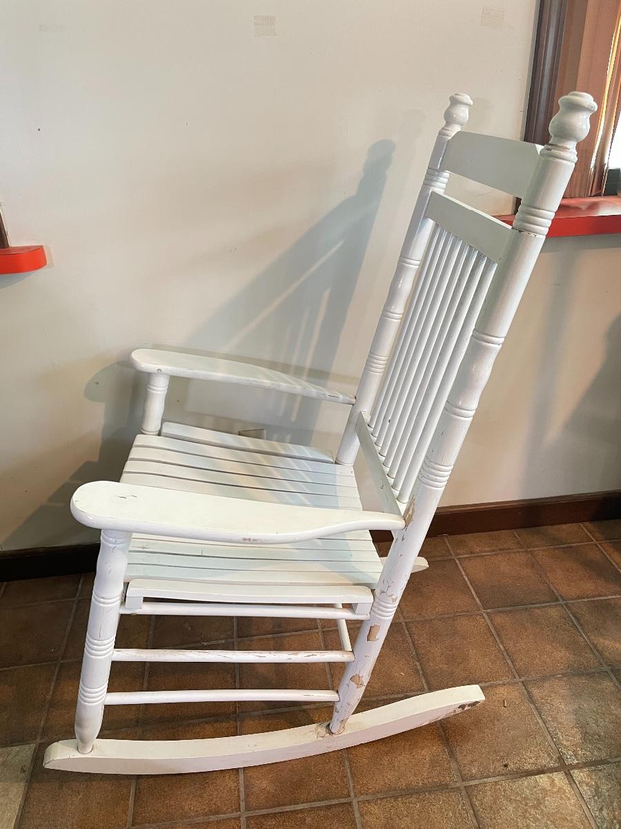 CRACKER BARREL WHITE WOODEN ROCKING CHAIR