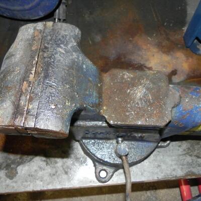 LOT 18 COLUMBIAN VISE